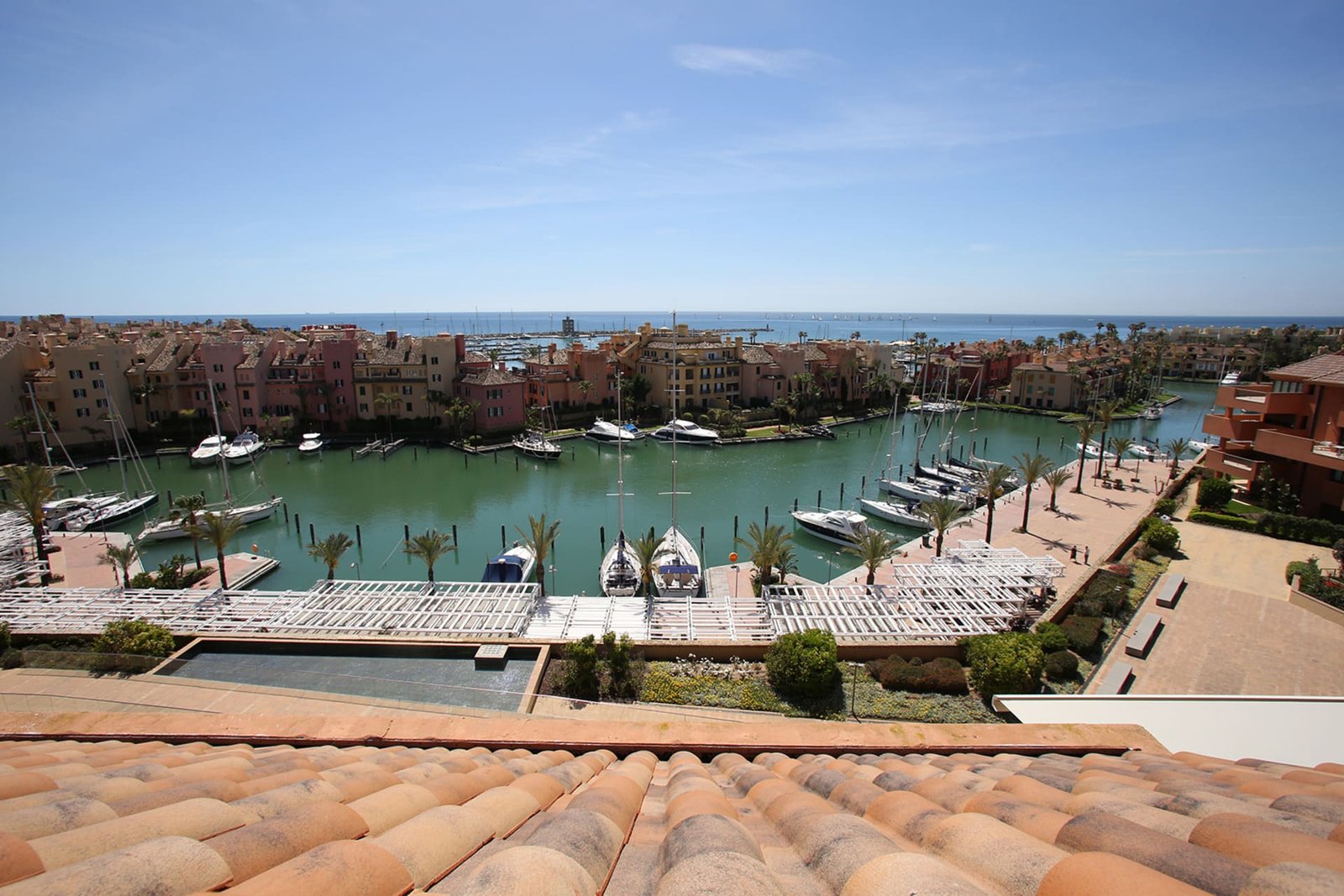 Penthouse Elegante en Venta en Ribera del Marlin, Marina de Sotogrande – Vistas Panorámicas al Mar